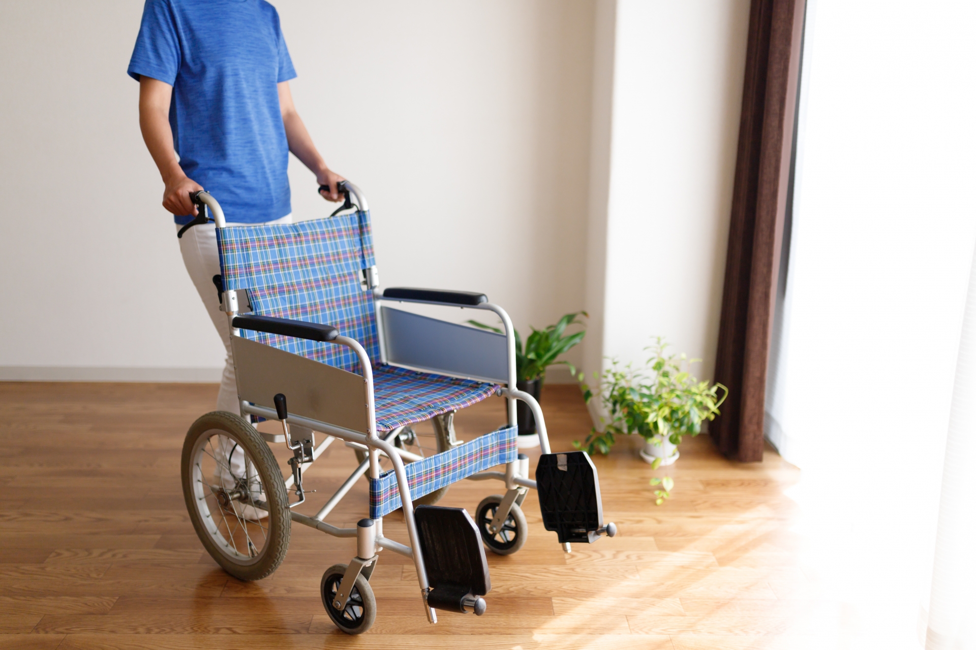 車いすを押す男性